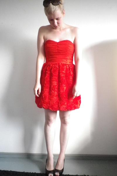 Black Dresses on Red H M Dresses Black From Kosovo Shoes Black Mango Sunglasses