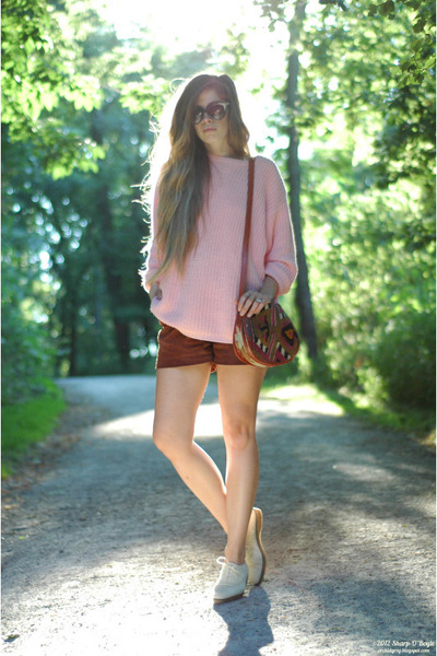 Cream-vintage-shoes-light-pink-thrifted-sweater-red-vintage-bag_400