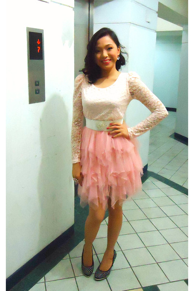 Light-pink-dress-white-belt-gray-pumps_400